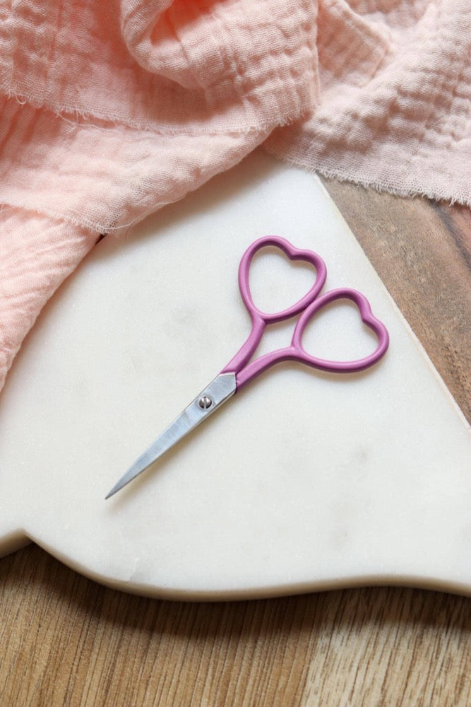 Lise Tailor Heart Embroidery Scissors in Pink